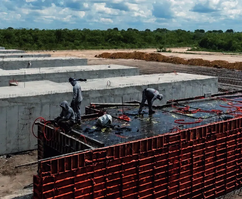 Equipe da BSB concretando paredes e laje com formas metálicas